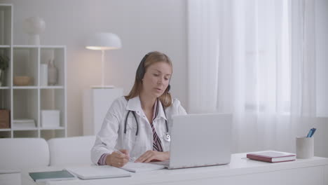 Eine-Ärztin-Chattet-Mit-Patienten-Oder-Kollegen-Per-Videoanruf-Auf-Einem-Laptop-Und-Arbeitet-Aus-Der-Ferne-Im-Telemedizindienst